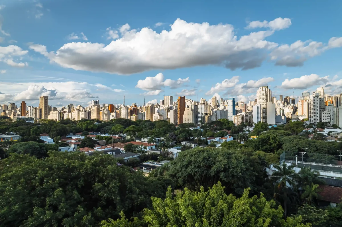 Vista aérea da cidade de São Paulo representando um artigo sobre como encontrar curso de licitação em São Paulo